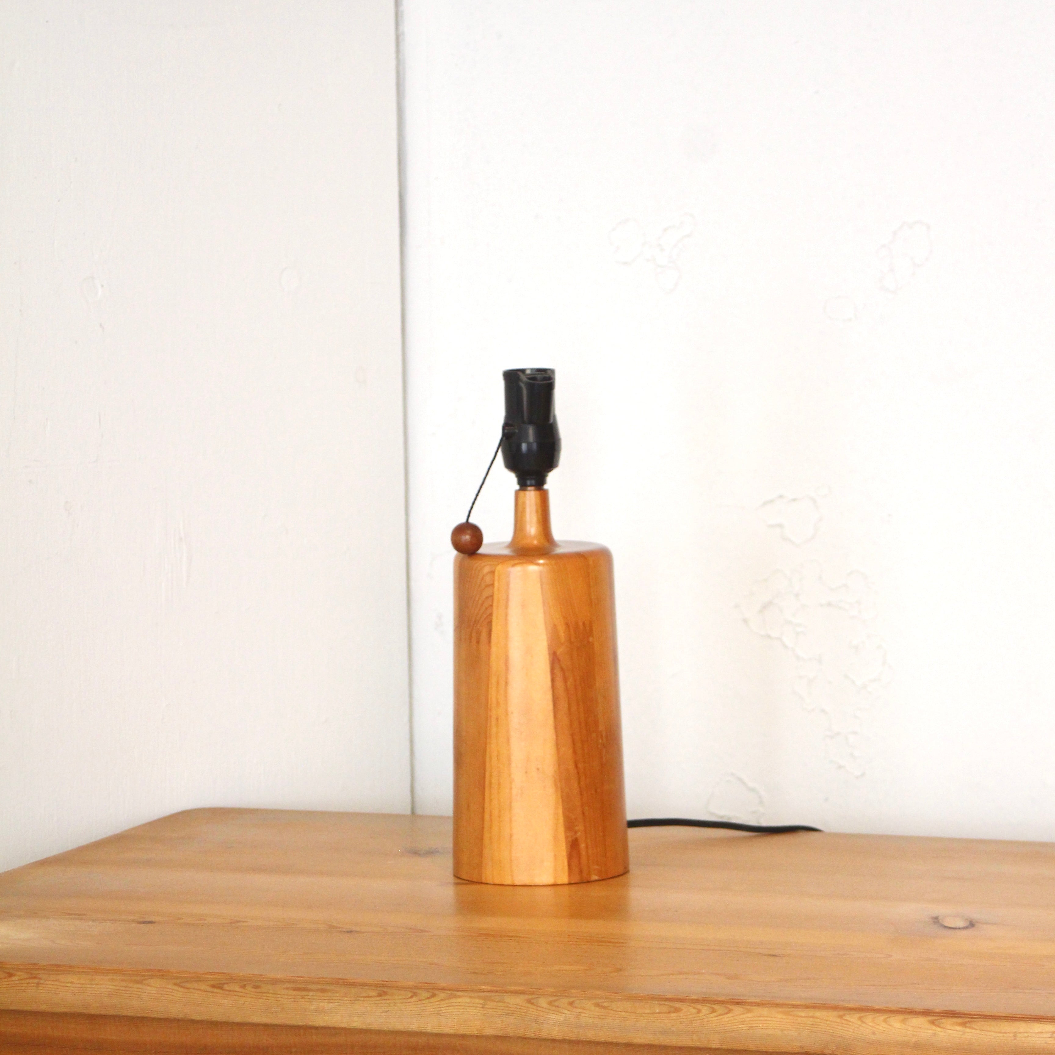 パイン材ベースのテープルランプ 卓上ライト ヴィンテージ