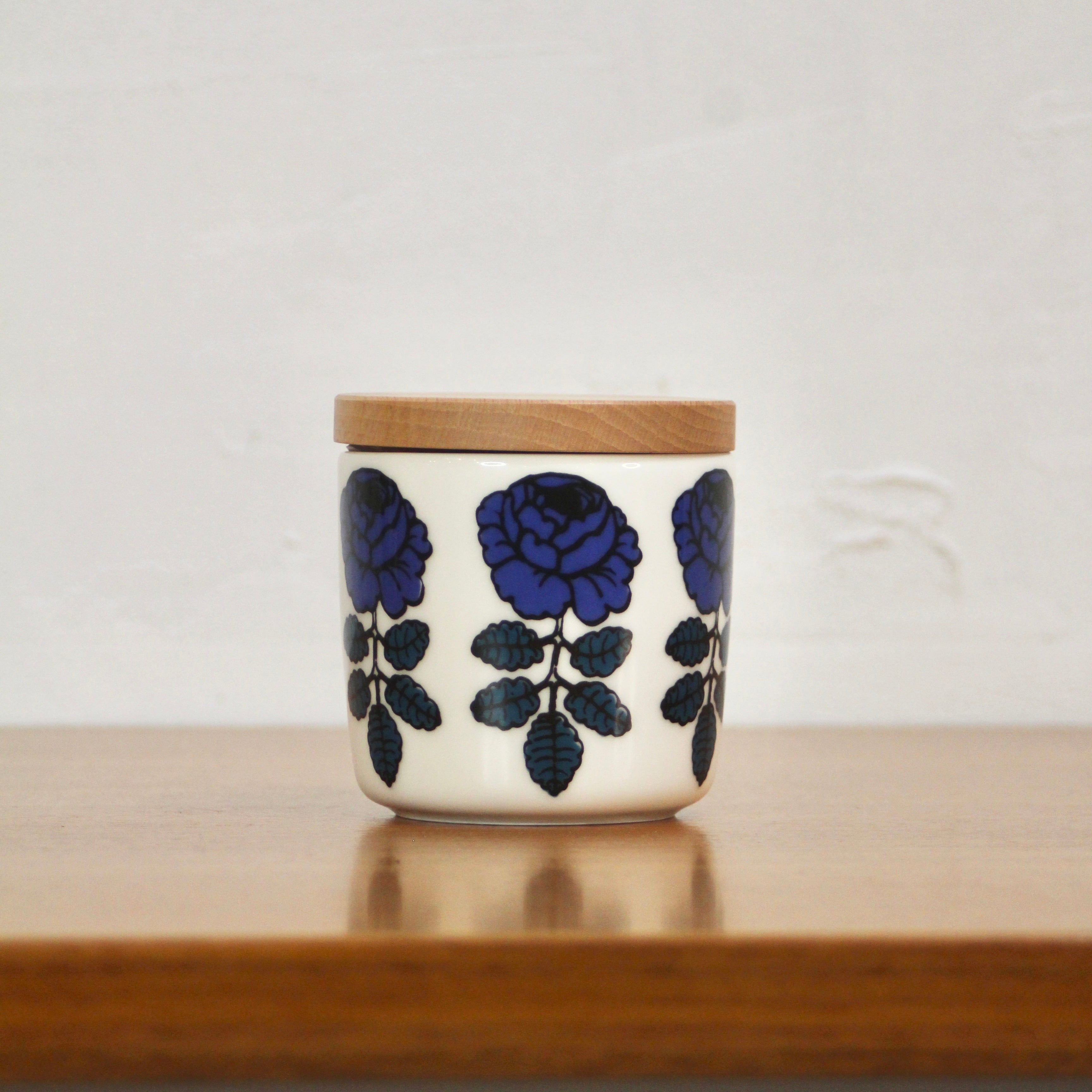 マリメッコ / marimekko ヴィヒキルース / VIHKIRUUSU ラテマグ蓋付き バラ柄 ダークブルー