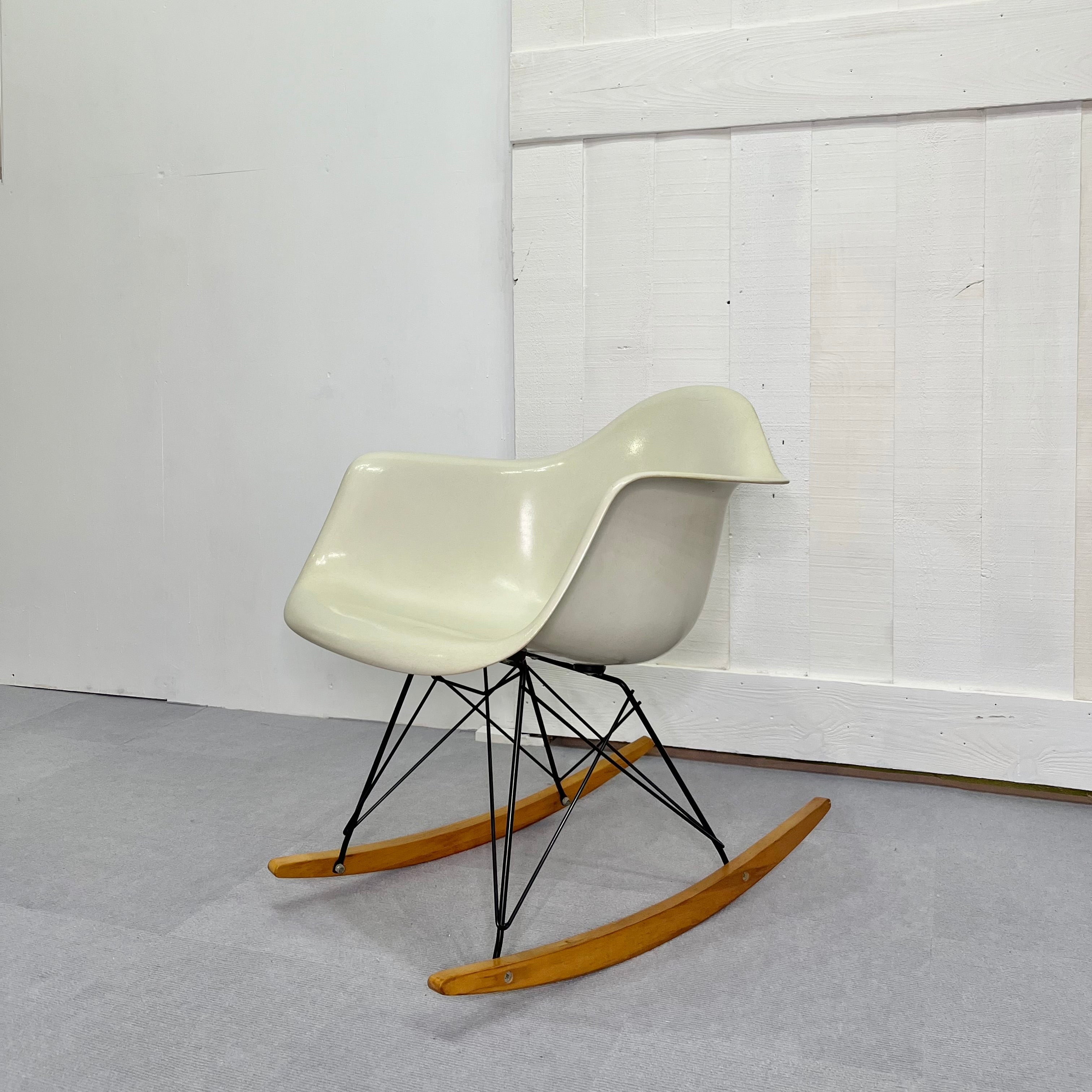 ハーマンミラー /  Herman Miller アームシェルチェア3rd  FRP ロッカーベース ホワイト チャールズ&レイ・イームズ ヴィンテージ