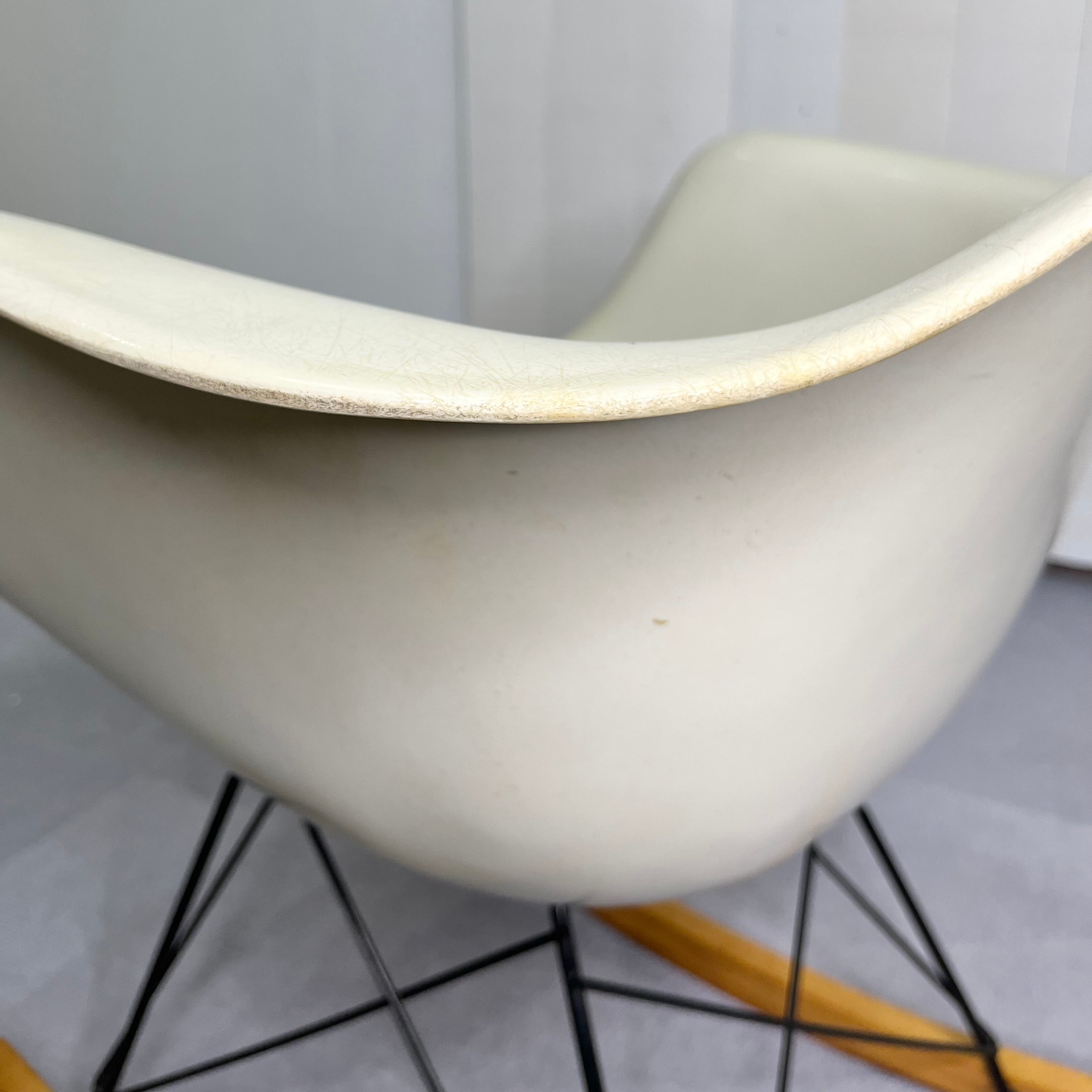 ハーマンミラー / Herman Miller アームシェルチェア3rd FRP ロッカーベース ホワイト チャールズ&レイ・イームズ ヴィンテージ