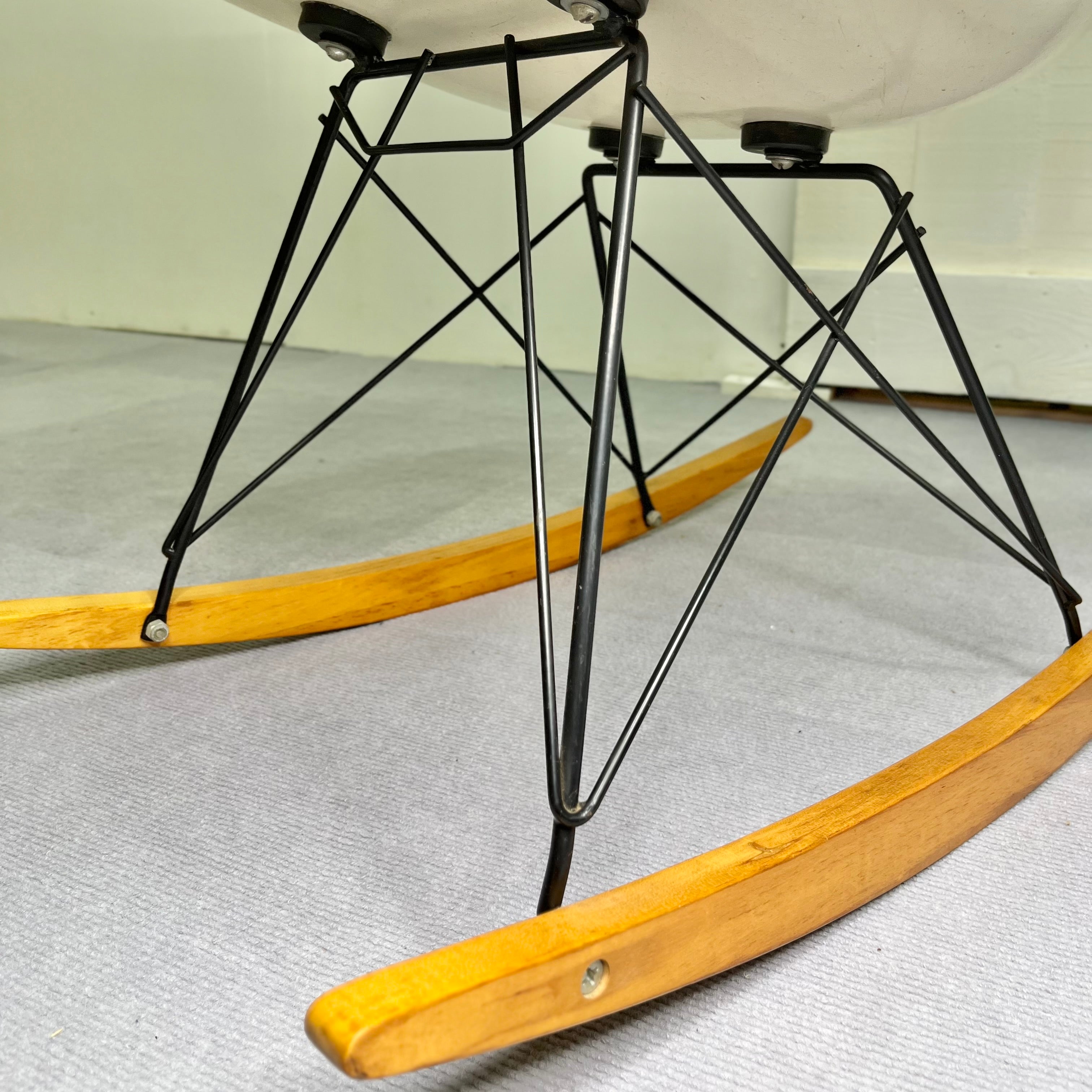 ハーマンミラー / Herman Miller アームシェルチェア3rd FRP ロッカーベース ホワイト チャールズ&レイ・イームズ ヴィンテージ