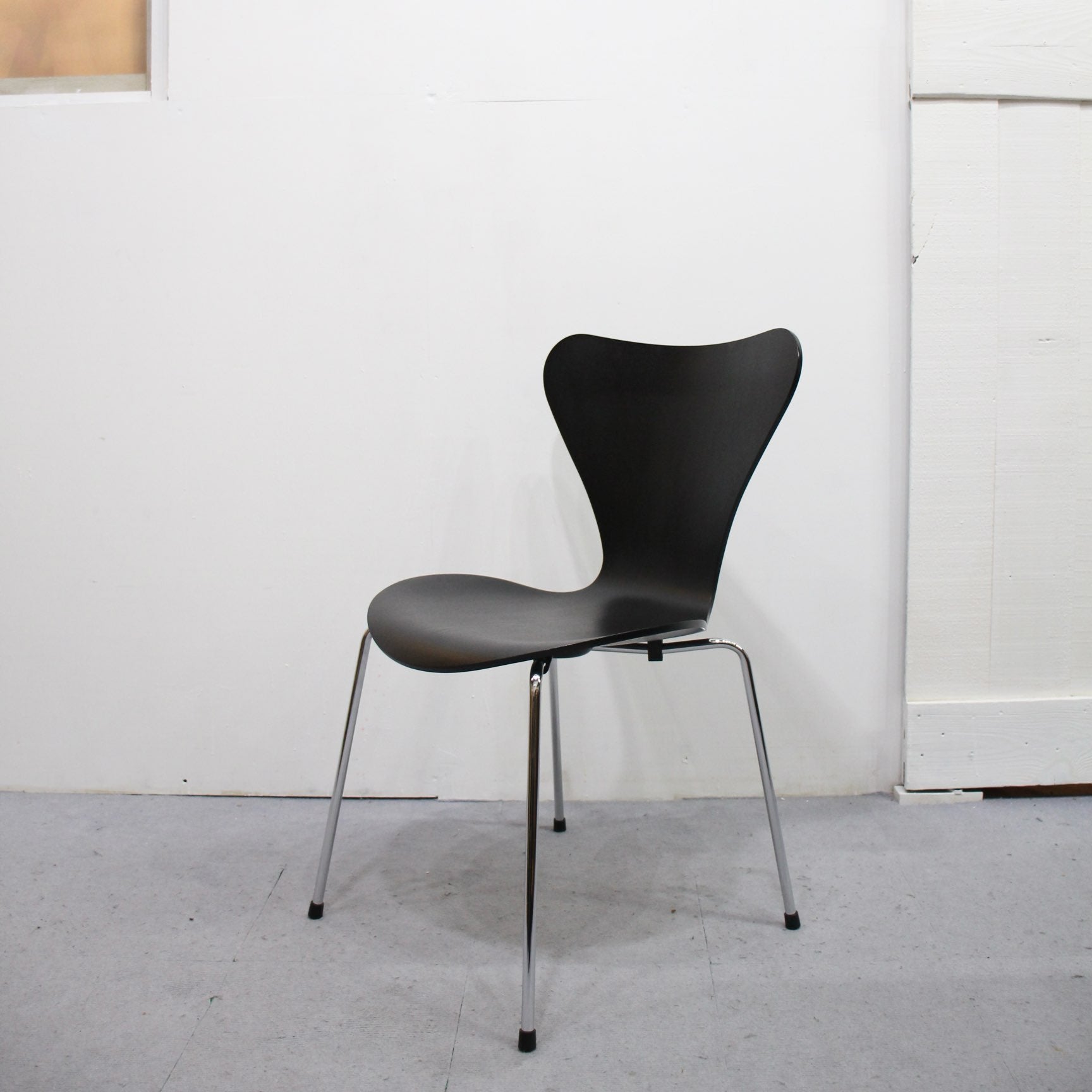 フリッツ・ハンセン / FRITZ HANSEN セブンチェア カラードアッシュ ブラック アルネ・ヤコブセン - Restyle