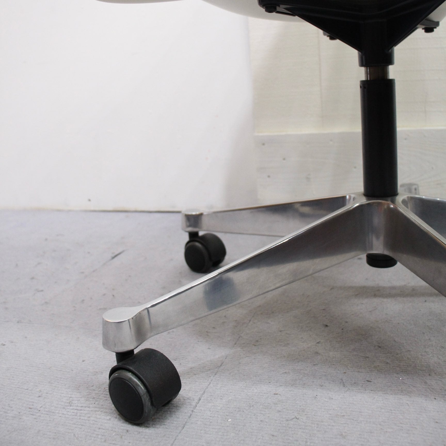 ヴィトラ / Vitra アームシェルチェア キャスターベース ホワイト