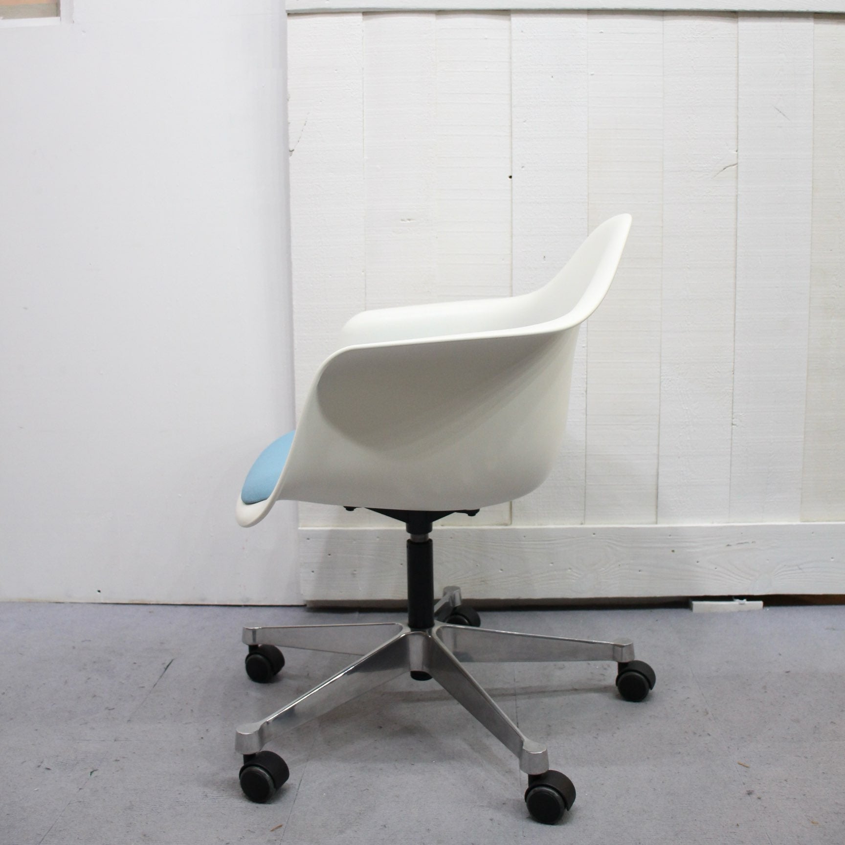 ヴィトラ / Vitra アームシェルチェア キャスターベース ホワイト
