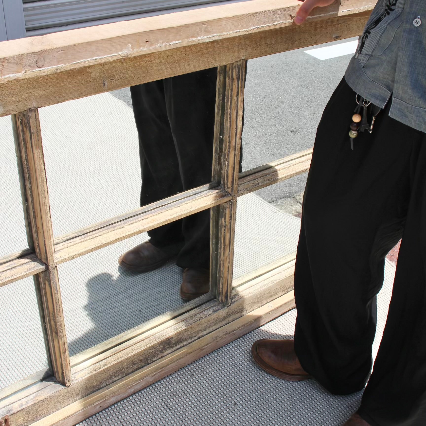 アンティークの大きな窓 鏡の扉 古い建具