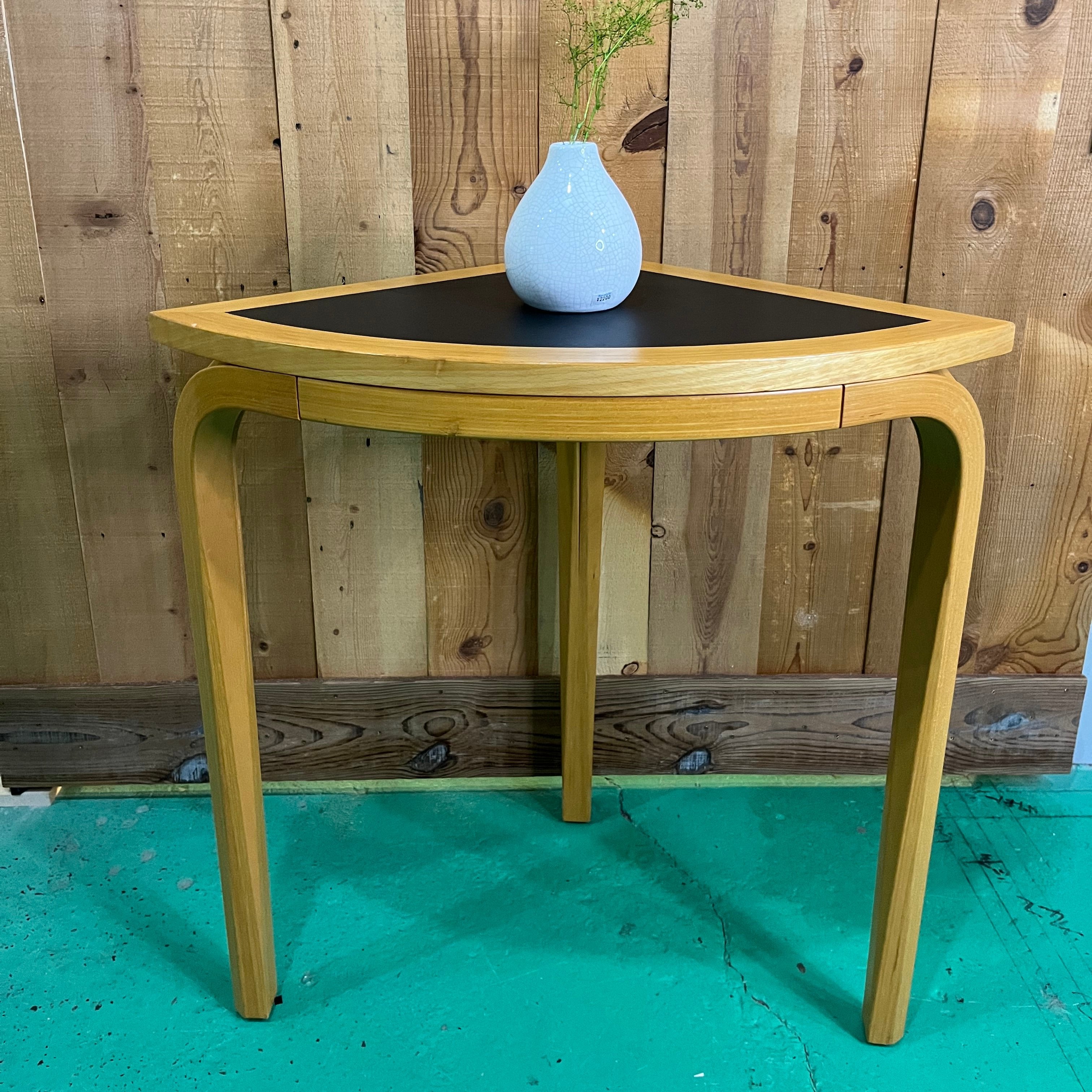 マグナス・オルセン / MAGNUS OLESEN コーナーコンソールテーブル Rud Thygesen &Johnny Sorensen