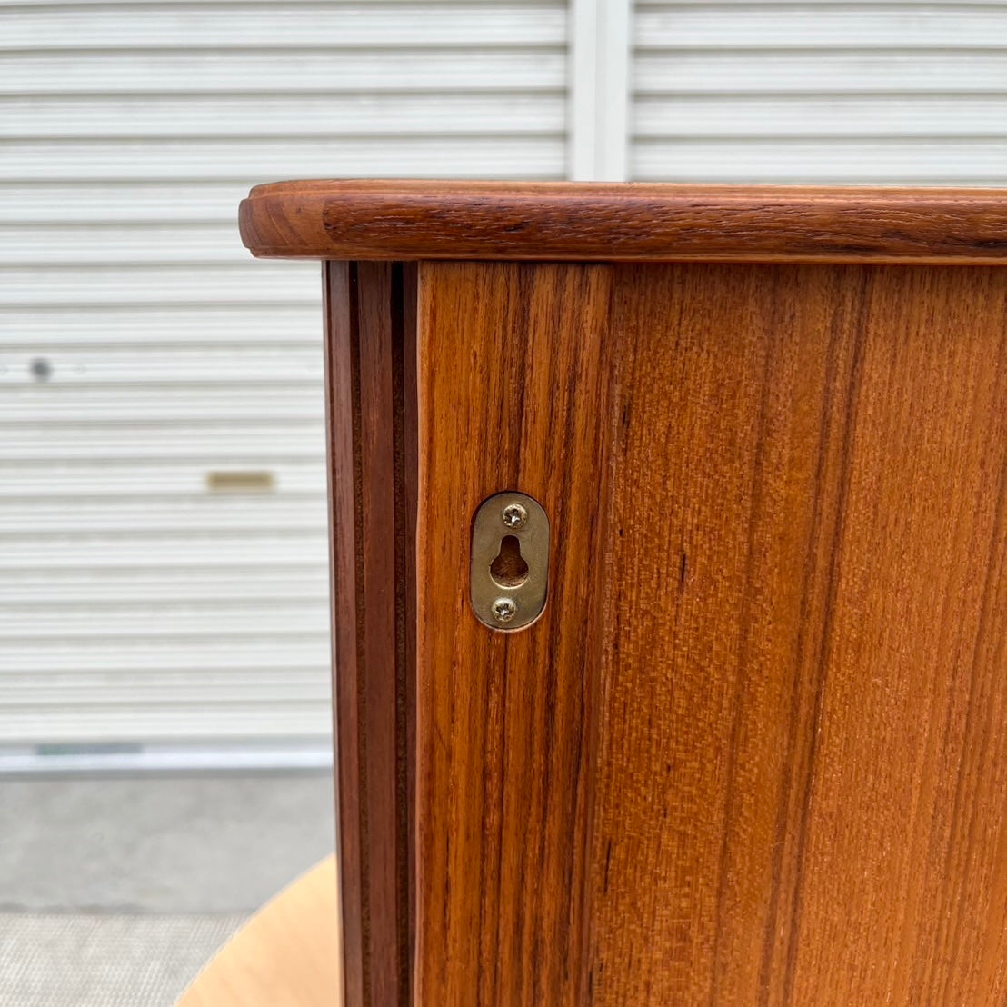 Eppco Enterprises / エプコ社 チーク材 壁掛けシェルフ キャビネット タンブールドア