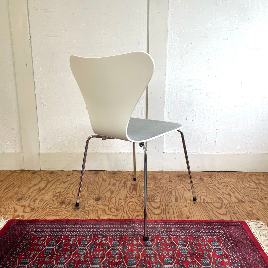 フリッツ・ハンセン / FRITZ HANSEN セブンチェア ホワイト フロントパディング グレー アルネ・ヤコブセン 中古