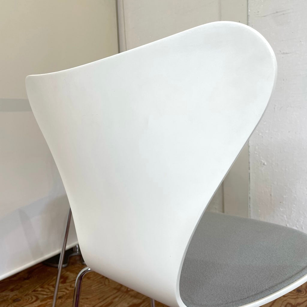 フリッツ・ハンセン / FRITZ HANSEN セブンチェア ホワイト フロントパディング グレー アルネ・ヤコブセン 中古