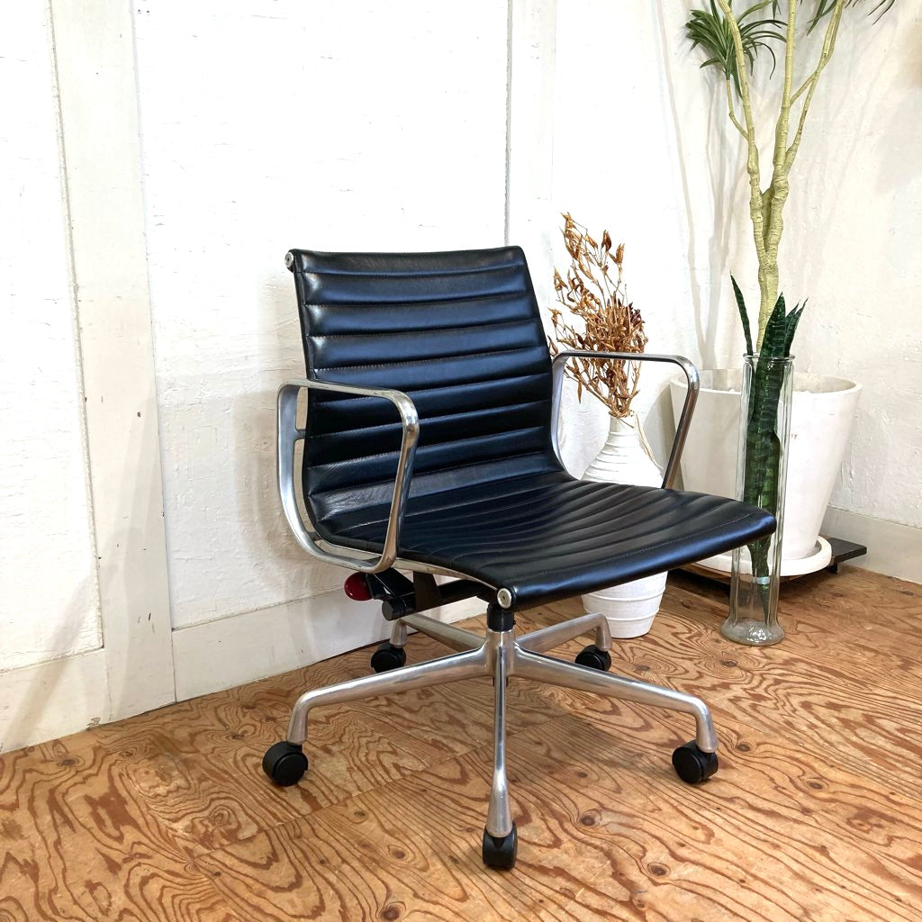 ハーマンミラー / Herman Miller イームズ アルミナムグループ マネジメントチェア ブラック デスクチェア 5本レッグ 中古