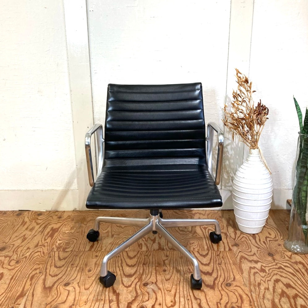 ハーマンミラー / Herman Miller イームズ アルミナムグループ マネジメントチェア ブラック デスクチェア 5本レッグ 中古