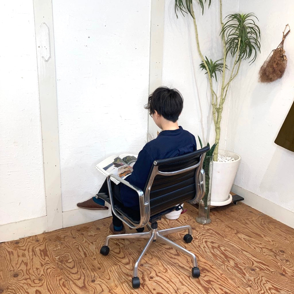 ハーマンミラー / Herman Miller イームズ アルミナムグループ マネジメントチェア ブラック デスクチェア 5本レッグ 中古
