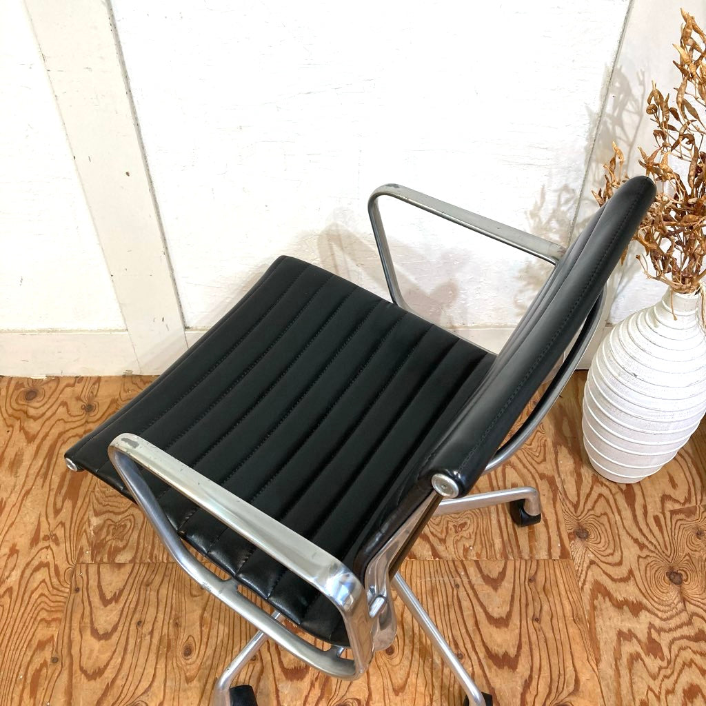 ハーマンミラー / Herman Miller イームズ アルミナムグループ マネジメントチェア ブラック デスクチェア 5本レッグ 中古