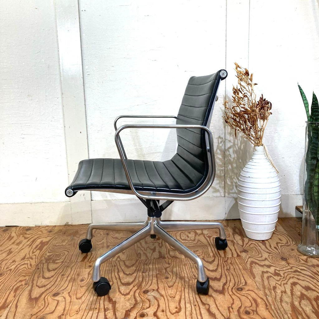 ハーマンミラー / Herman Miller イームズ アルミナムグループ マネジメントチェア ブラック デスクチェア 5本レッグ 中古