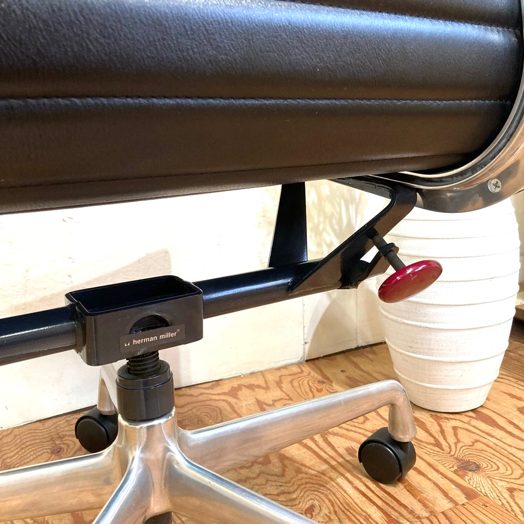ハーマンミラー / Herman Miller イームズ アルミナムグループ マネジメントチェア ブラック デスクチェア 5本レッグ 中古
