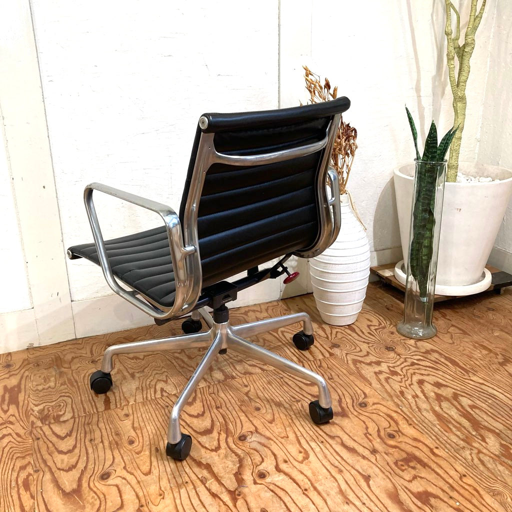 ハーマンミラー / Herman Miller イームズ アルミナムグループ マネジメントチェア ブラック デスクチェア 5本レッグ 中古