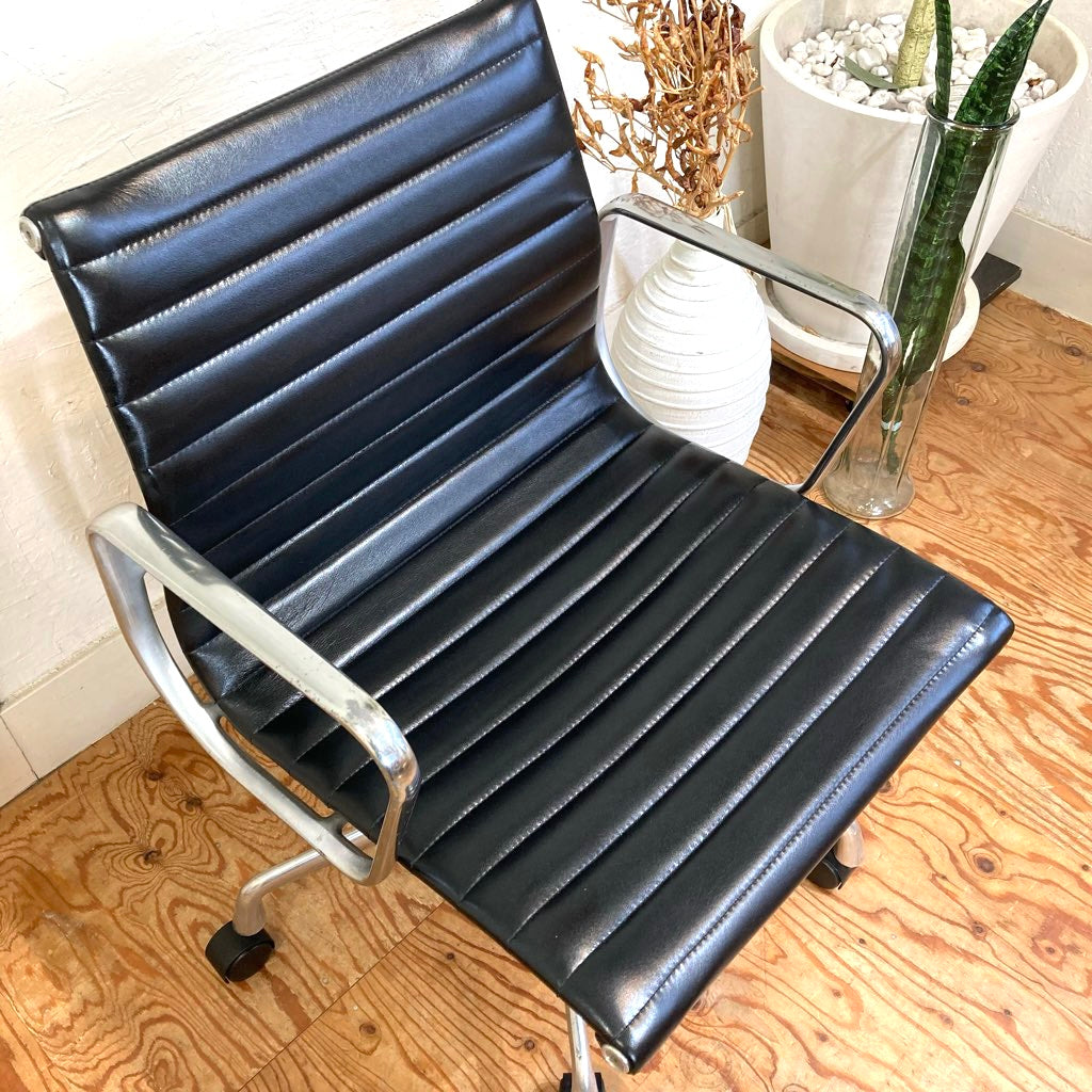 ハーマンミラー / Herman Miller イームズ アルミナムグループ マネジメントチェア ブラック デスクチェア 5本レッグ 中古
