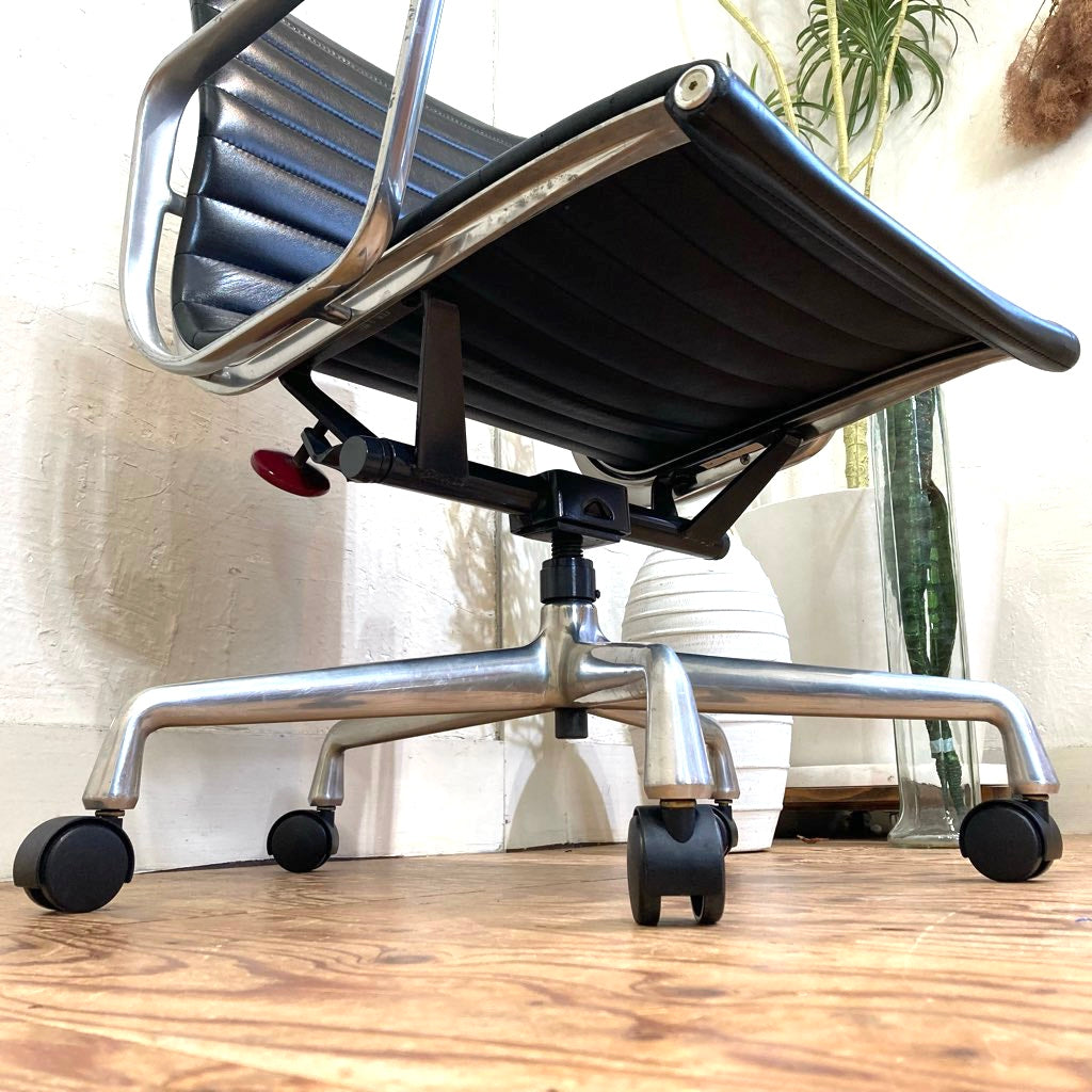 ハーマンミラー / Herman Miller イームズ アルミナムグループ マネジメントチェア ブラック デスクチェア 5本レッグ 中古
