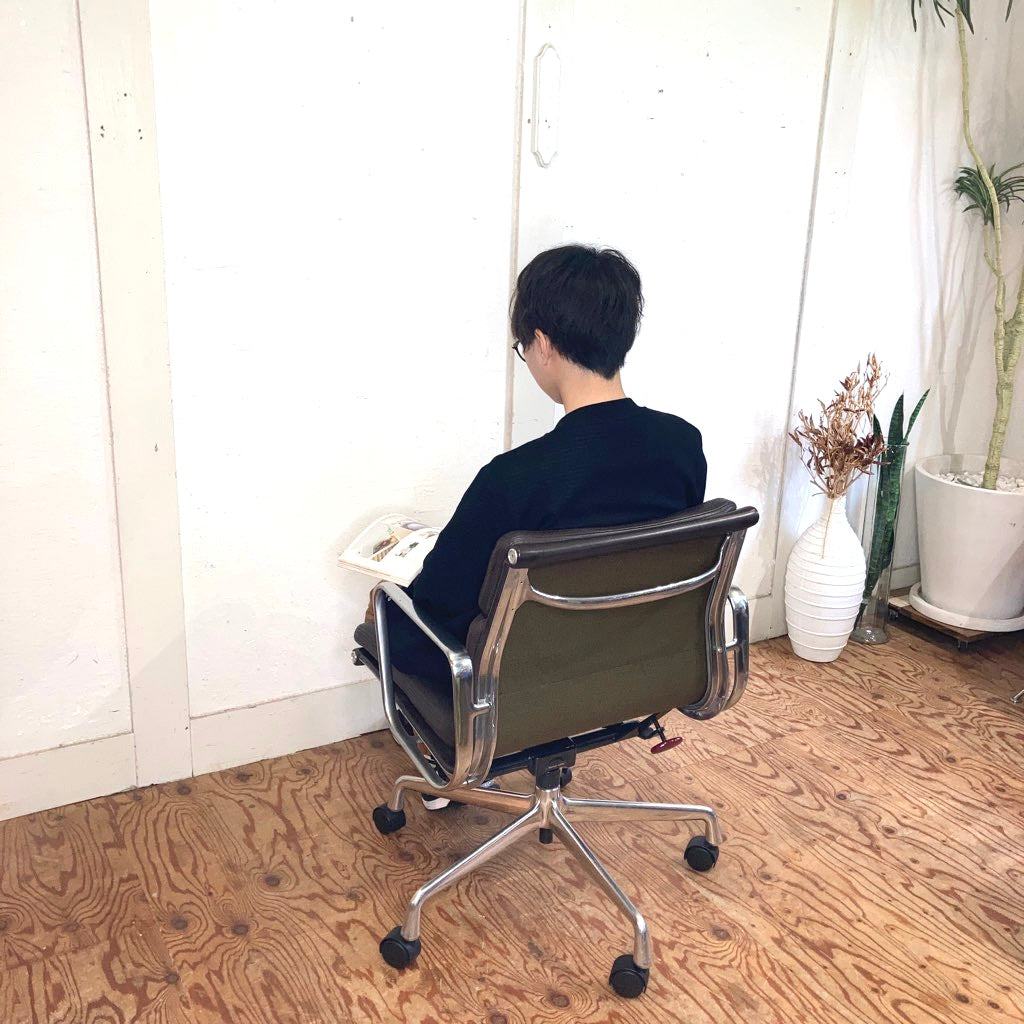 ハーマンミラー / Herman Miller  イームズ ソフトパッドグループ マネジメントチェア ダークブラウン デスクチェア 5本レッグ 中古