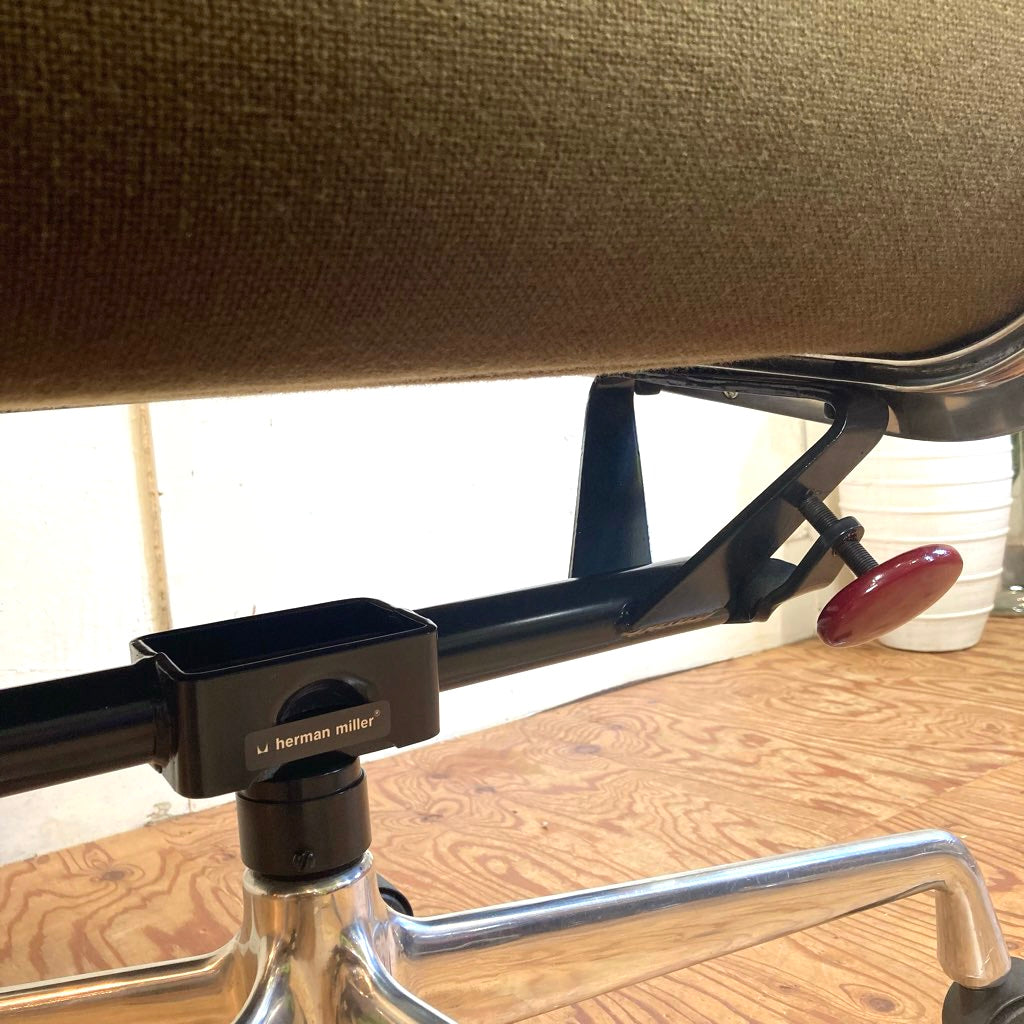 ハーマンミラー / Herman Miller  イームズ ソフトパッドグループ マネジメントチェア ダークブラウン デスクチェア 5本レッグ 中古