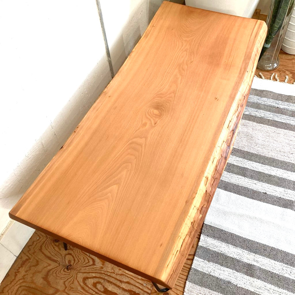不要になった座卓のサクラ一枚板から作った ローテーブル リメイク家具