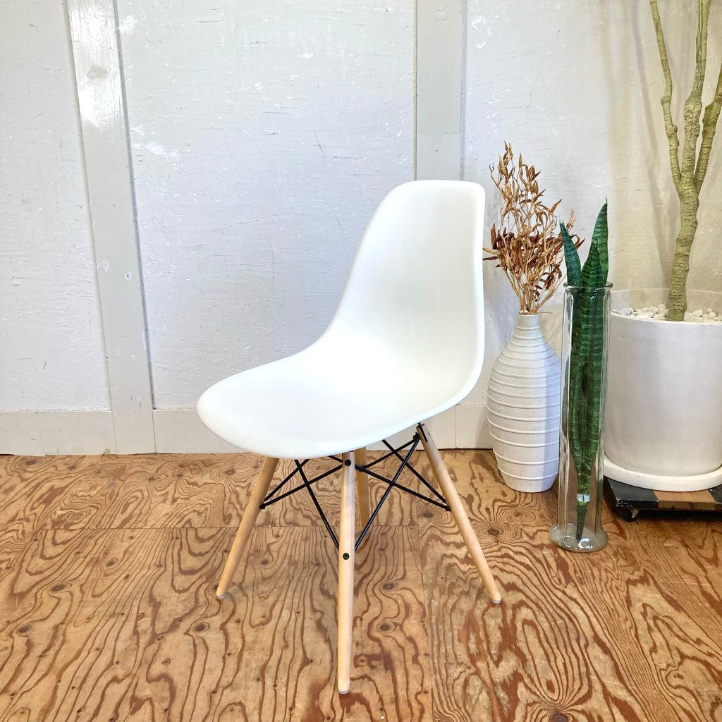 ハーマンミラー / Herman Miller サイドシェルチェア ホワイト ダヴェルベース 【2】 チャールズ&レイ・イームズ 中古<i>動画</i>