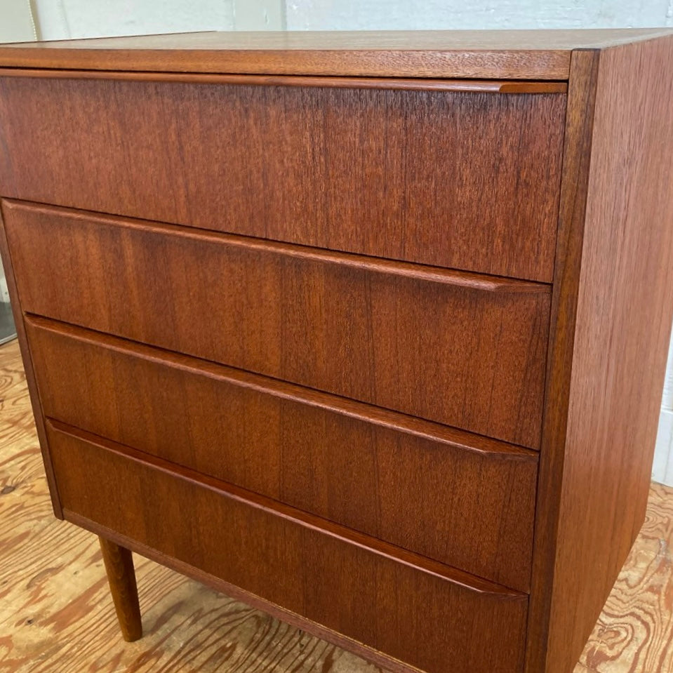 デンマーク製 チーク材 4段 チェスト 北欧 小ぶりで使いやすい箪笥 ヴィンテージ