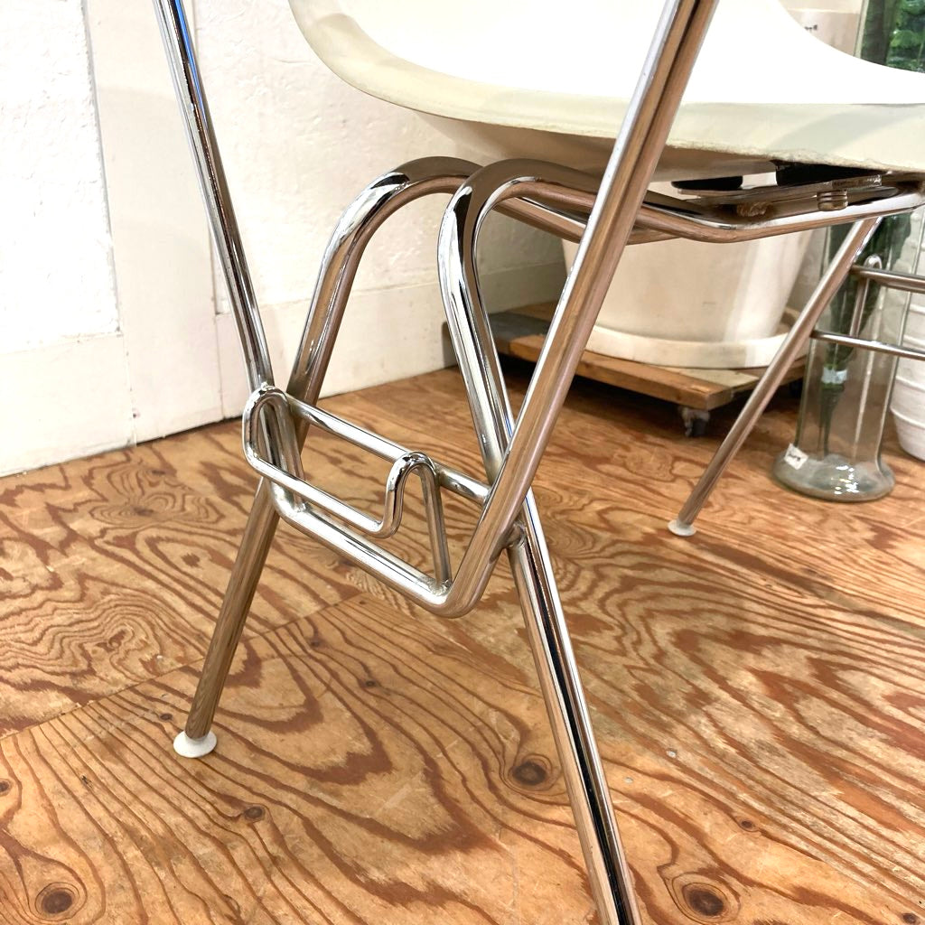ハーマンミラー / Herman Miller サイドシェルチェア ホワイト スタッキングベース メモ台付き チャールズ&レイ・イームズ FRP ヴィンテージ
