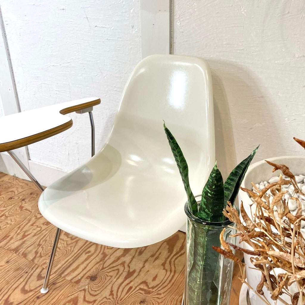 ハーマンミラー / Herman Miller サイドシェルチェア ホワイト スタッキングベース メモ台付き チャールズ&レイ・イームズ FRP ヴィンテージ