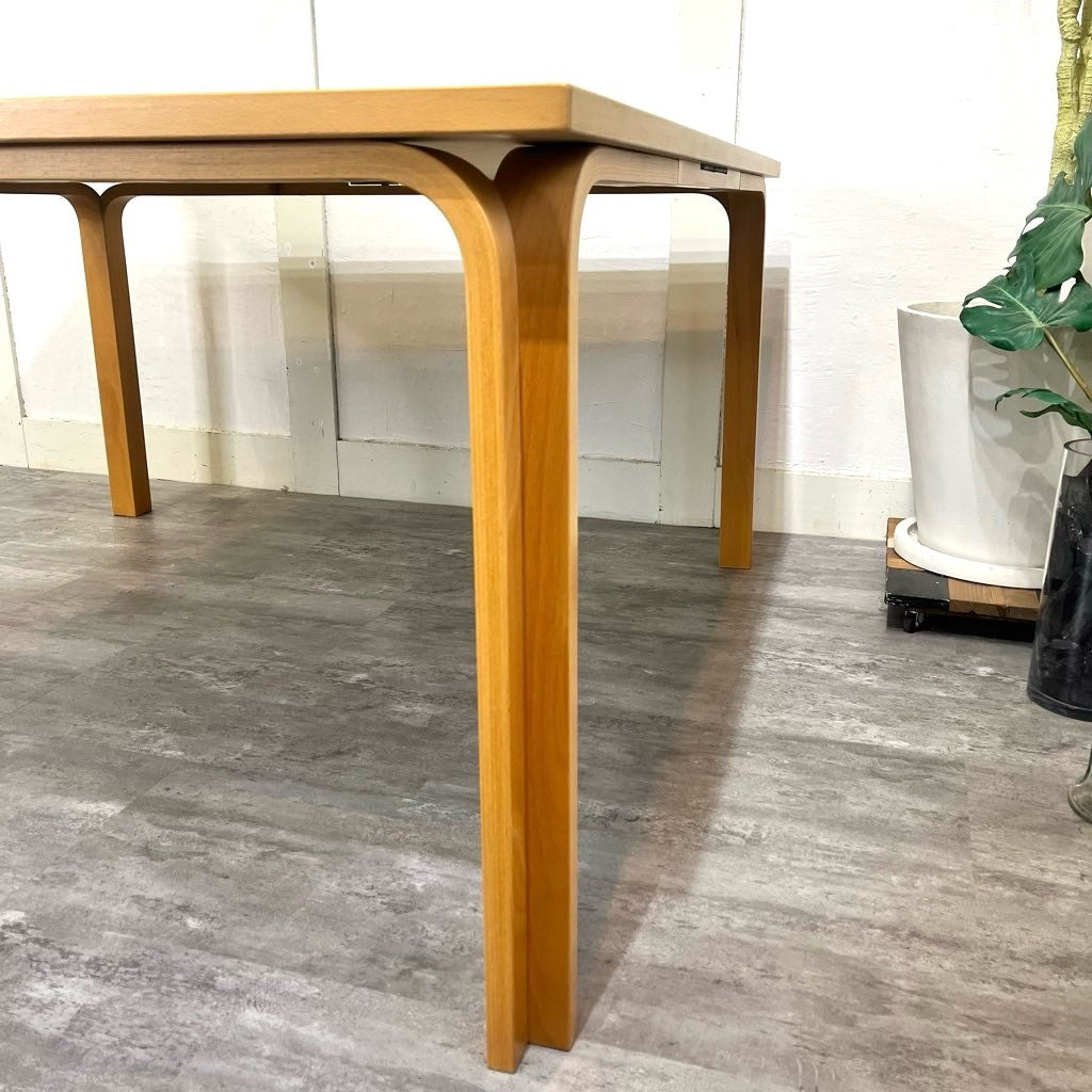 マグナス・オルセン / MAGNUS OLESEN ダイニングテーブル 1400×1400 ブラック デンマーク 中古