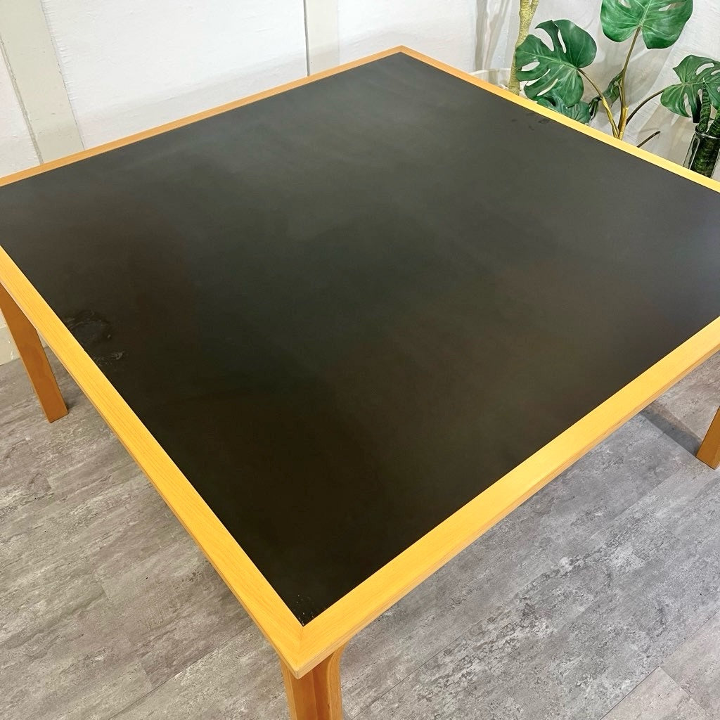 マグナス・オルセン / MAGNUS OLESEN ダイニングテーブル 1400×1400 ブラック デンマーク 中古