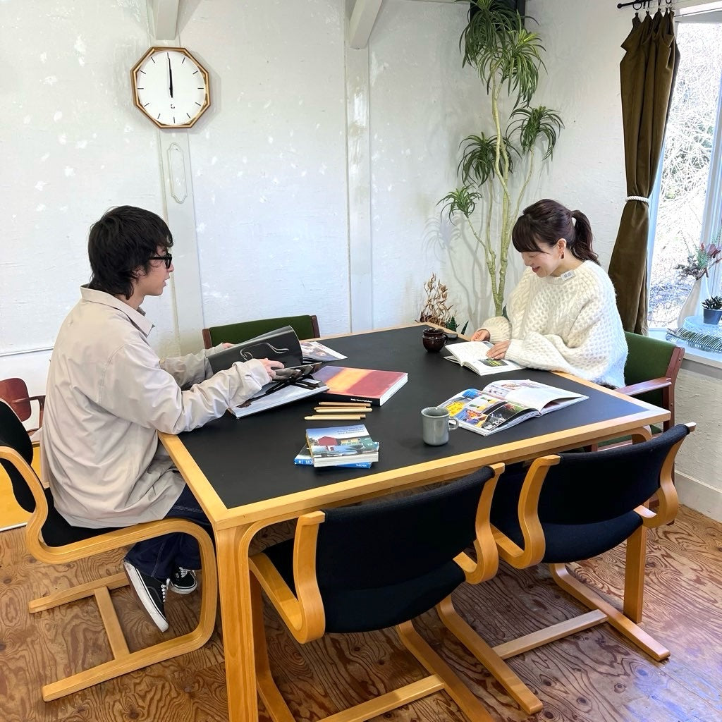 マグナス・オルセン / MAGNUS OLESEN ダイニングテーブル 1400×1400 ブラック デンマーク 中古