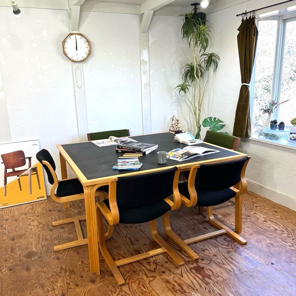 マグナス・オルセン / MAGNUS OLESEN ダイニングテーブル 1400×1400 ブラック デンマーク 中古