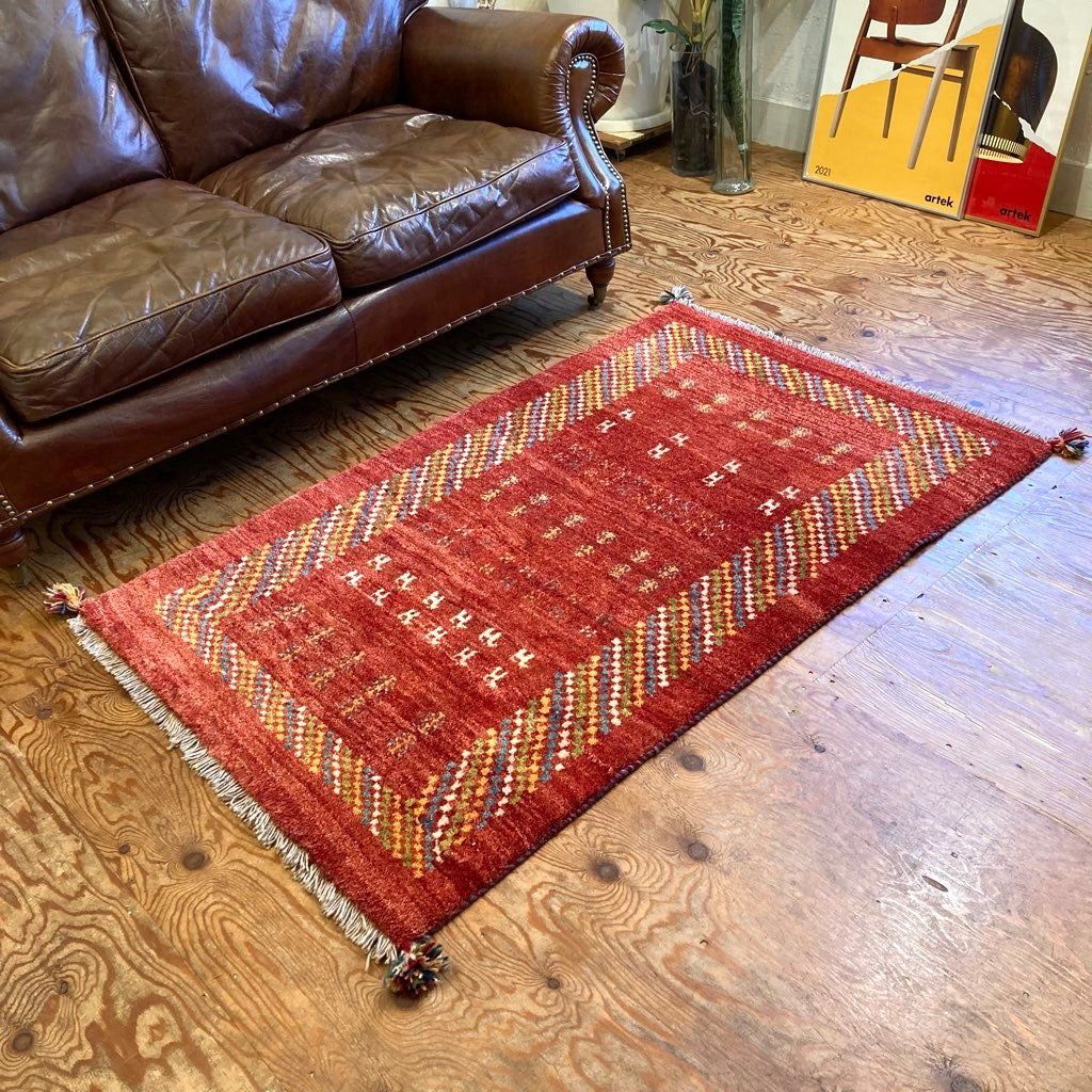 ギャッベ 154×100 ウール100％ レッド 赤 ラグ 中古 小さめ 明るい 