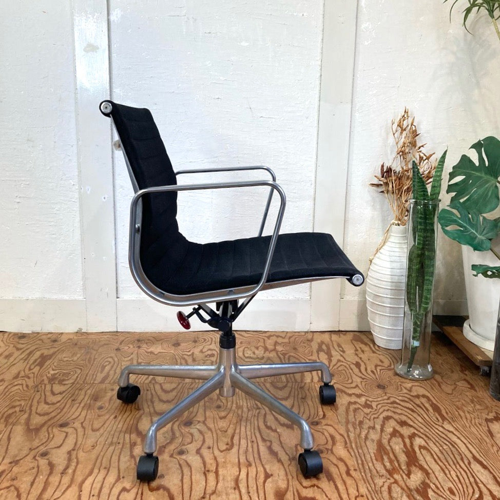 ハーマンミラー / Herman Miller イームズ アルミナムグループ マネジメントチェア ブラック ファブリック デスクチェア 5本レッグ ヴィンテージ