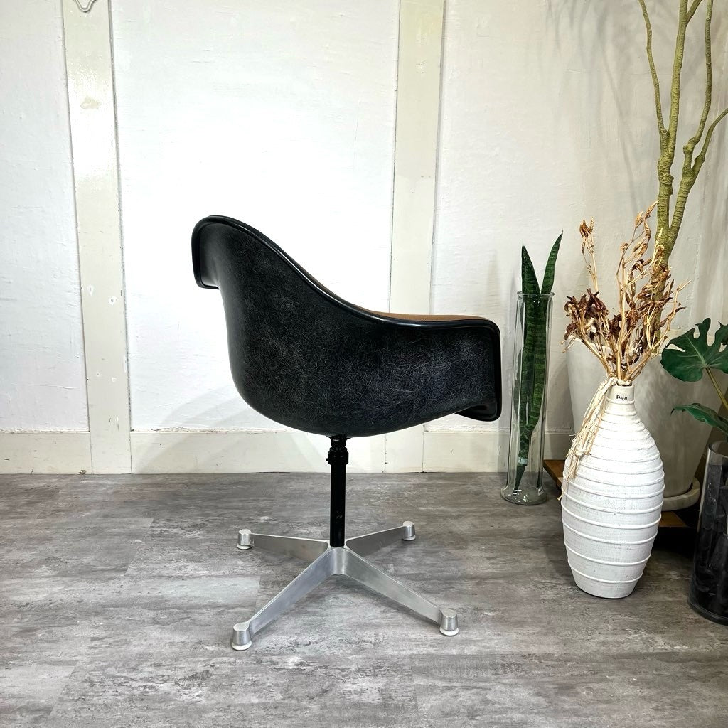 ハーマンミラー / Herman Miller アームシェルチェア コントラクトベース チャールズ&レイ・イームズ FRP