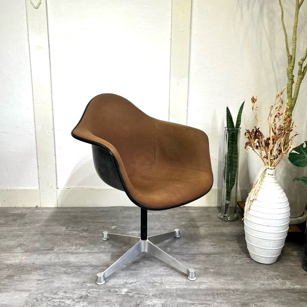 ハーマンミラー / Herman Miller アームシェルチェア コントラクトベース チャールズ&レイ・イームズ FRP