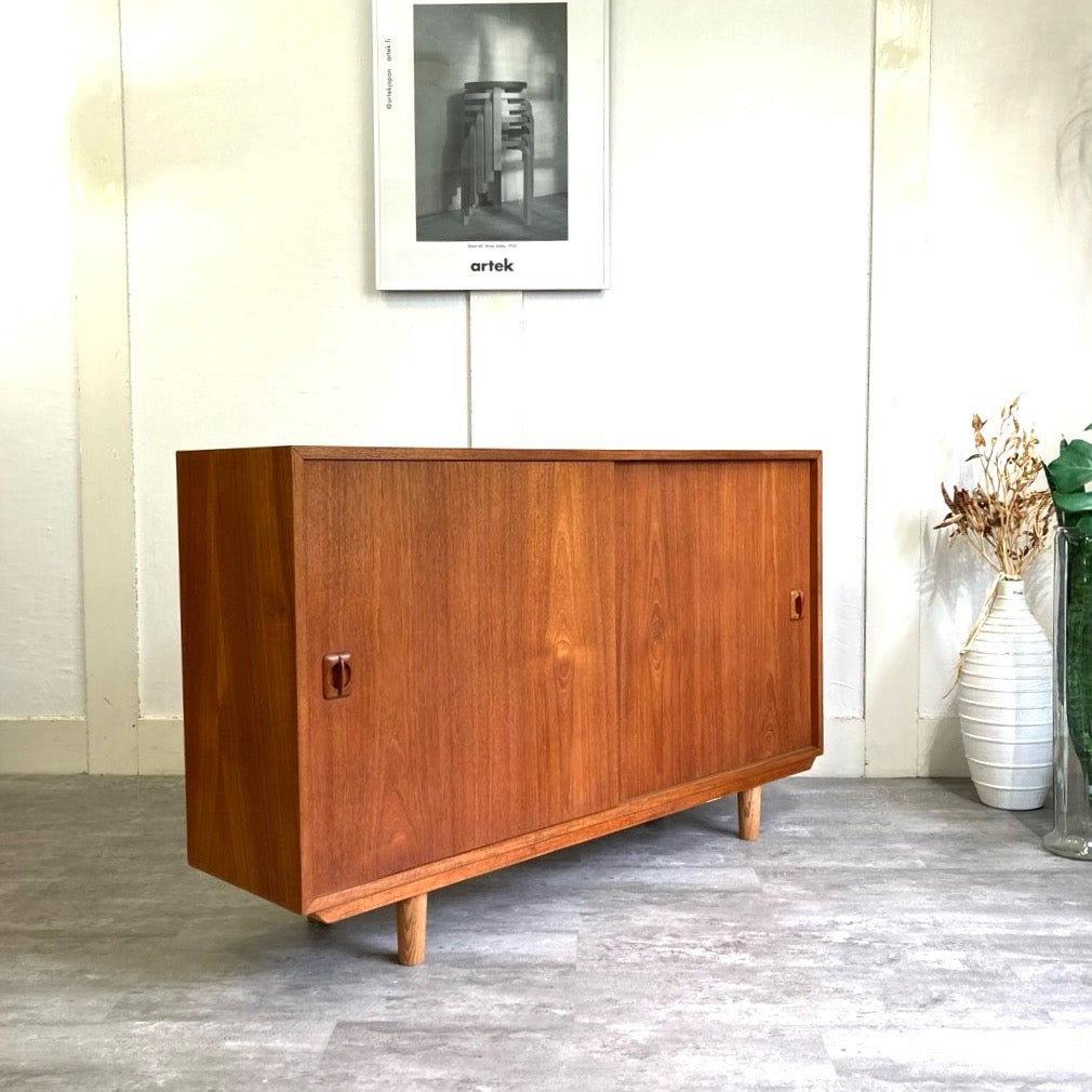 北欧ヴィンテージ チーク材 サイドボード キャビネット