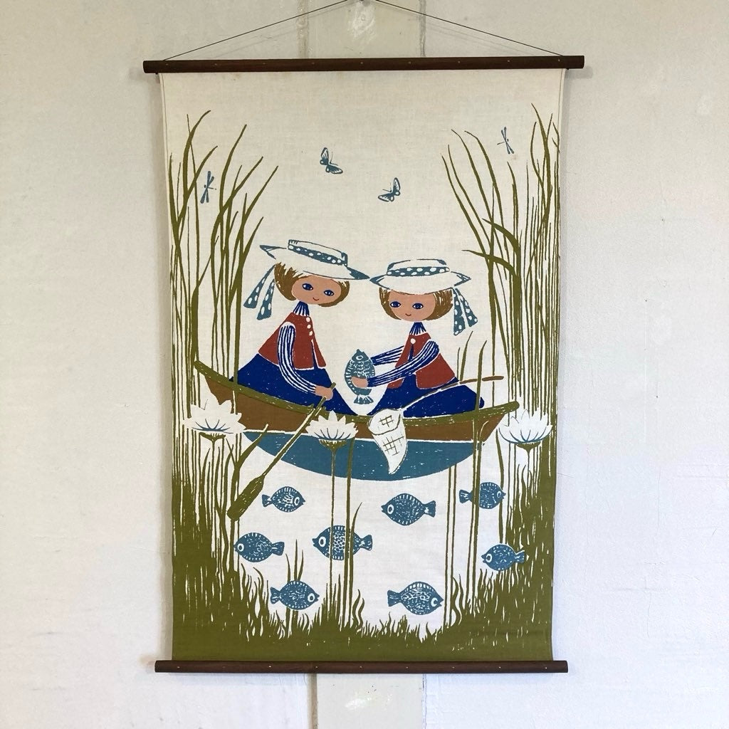 Aase og Preben Jangaard / デンマーク製 ヴィンテージタペストリー 「さかな取りを楽しむ双子の姉妹」