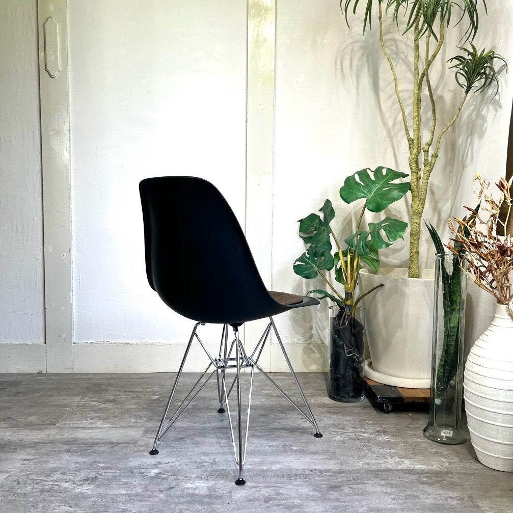 ハーマンミラー / Herman Miller ヴィトラ / Vitra サイドシェルチェア ブラック チャールズ&レイ・イームズ エッフェルベース 中古
