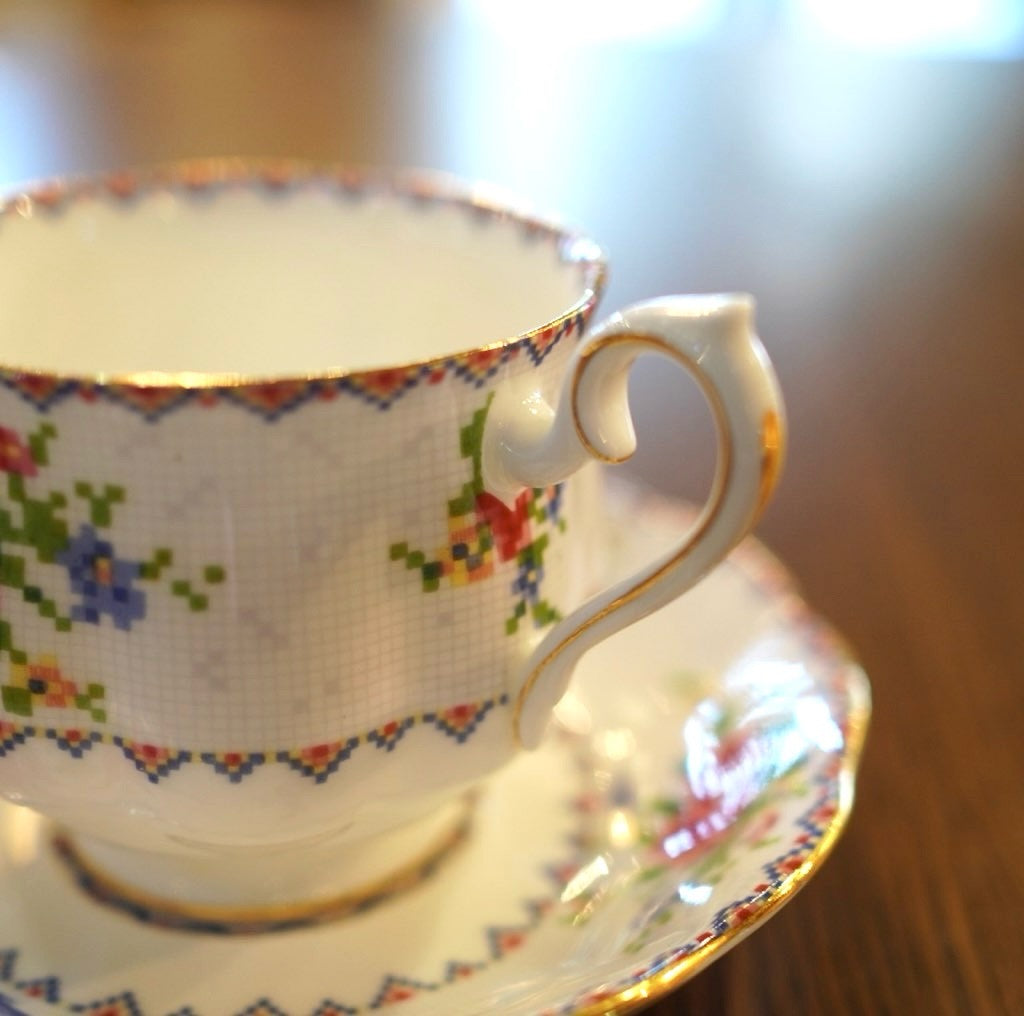 ロイヤルアルバート / ROYAL ALBERT プチポワン カップ&ソーサー 英国 ヴィンテージ