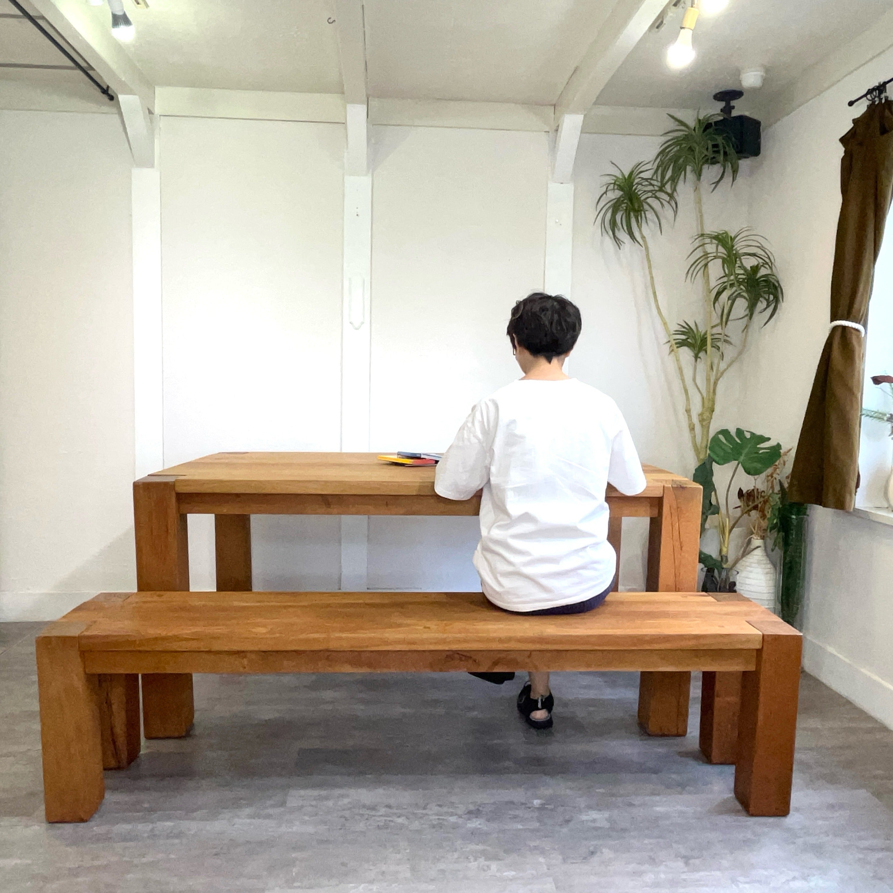 クレイト&バレル / Crate & Barrel テラ / Terra オーク無垢材ダイニングテーブル