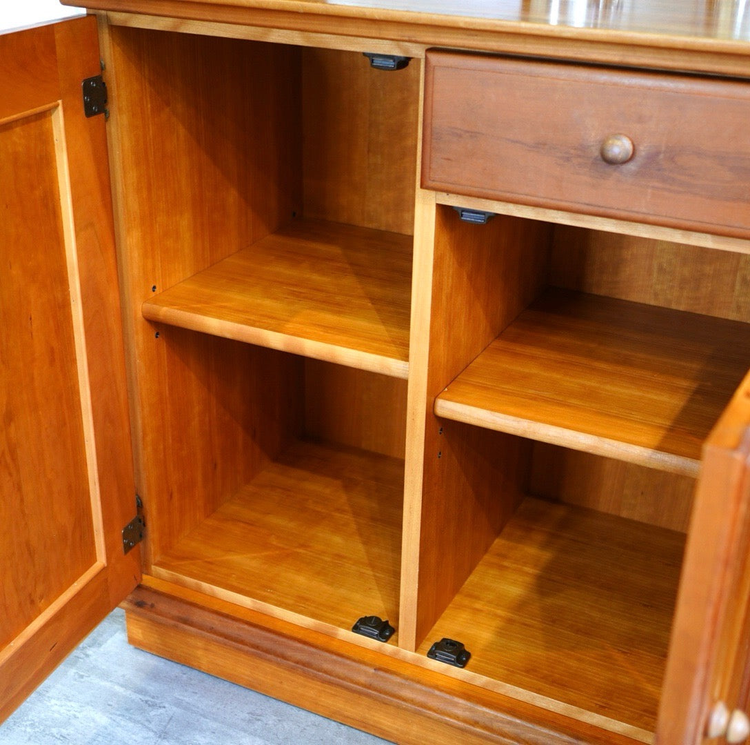 シャルドネ / CHARDONNAY アッサム / ASSEM カップボード