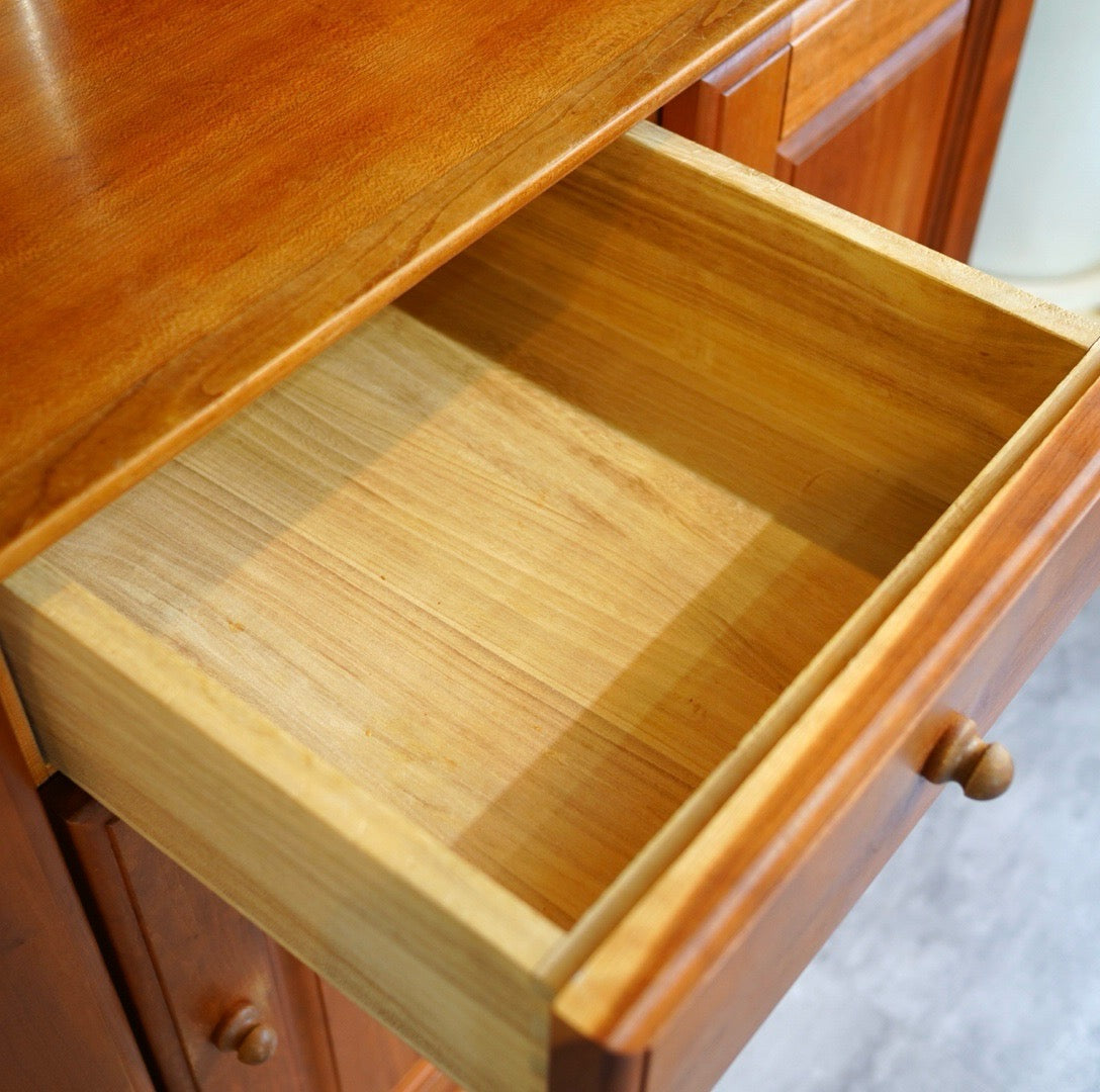 シャルドネ / CHARDONNAY アッサム / ASSEM カップボード