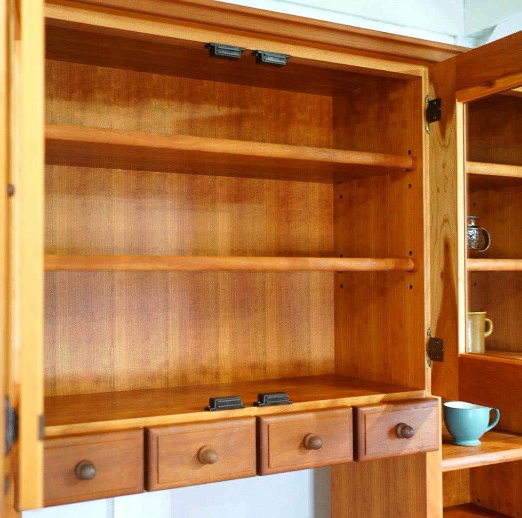 シャルドネ / CHARDONNAY アッサム / ASSEM カップボード