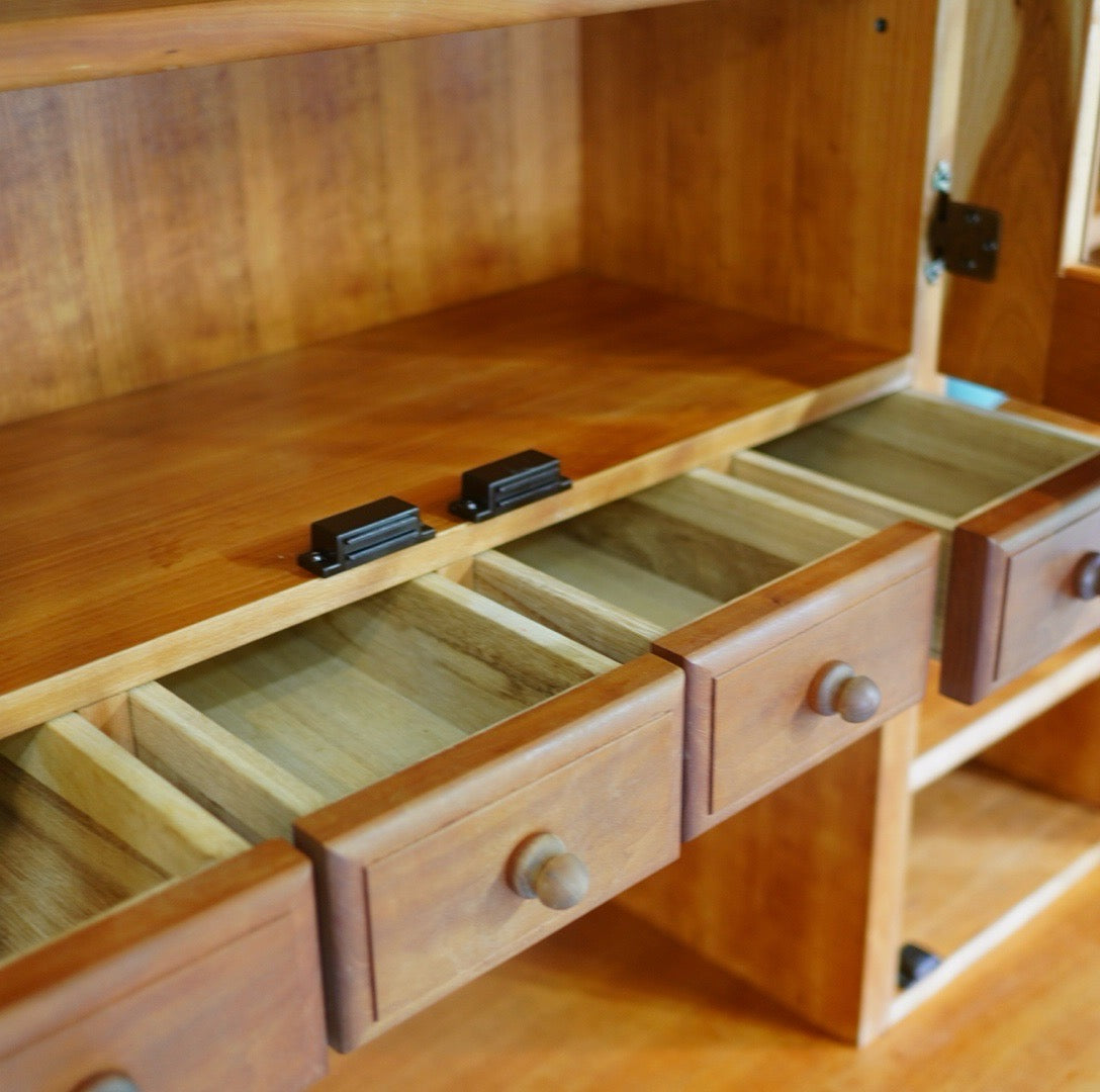 シャルドネ / CHARDONNAY アッサム / ASSEM カップボード