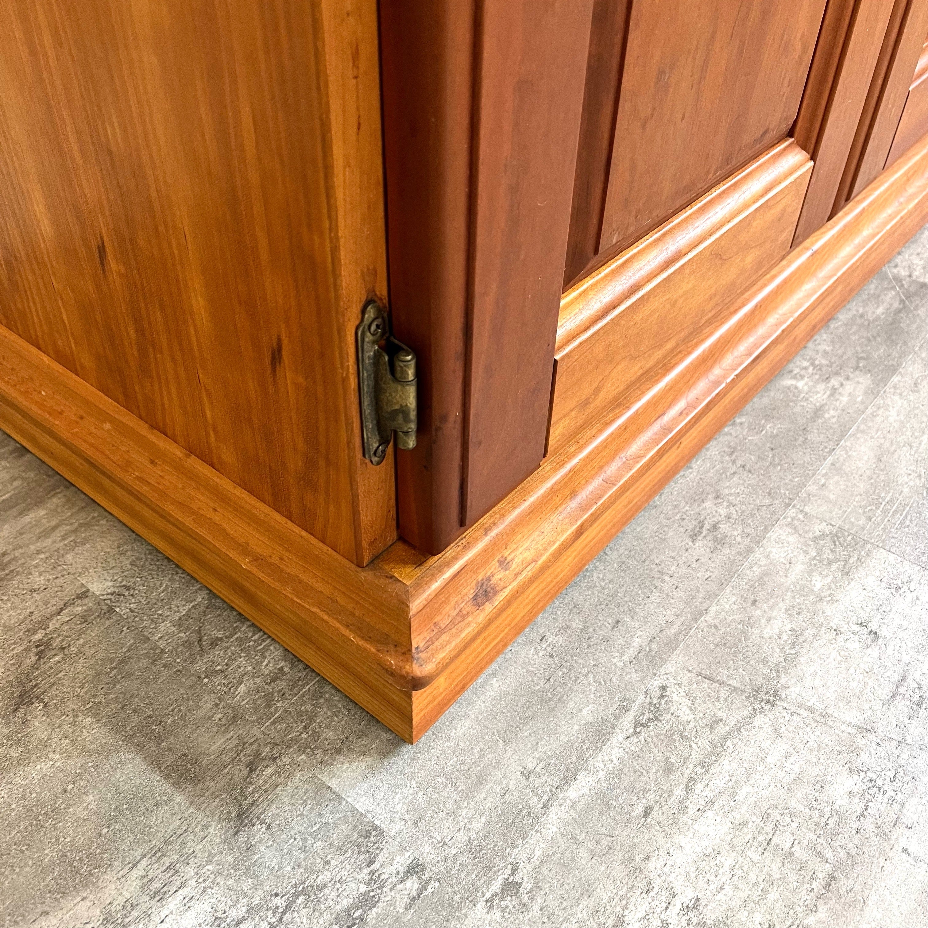 シャルドネ / CHARDONNAY アッサム / ASSEM カップボード