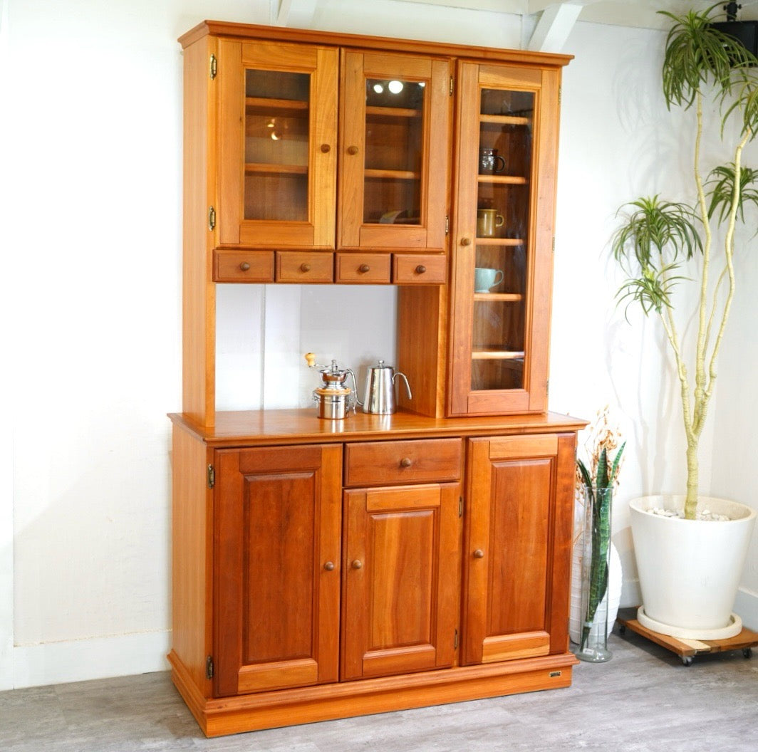 シャルドネ / CHARDONNAY アッサム / ASSEM カップボード