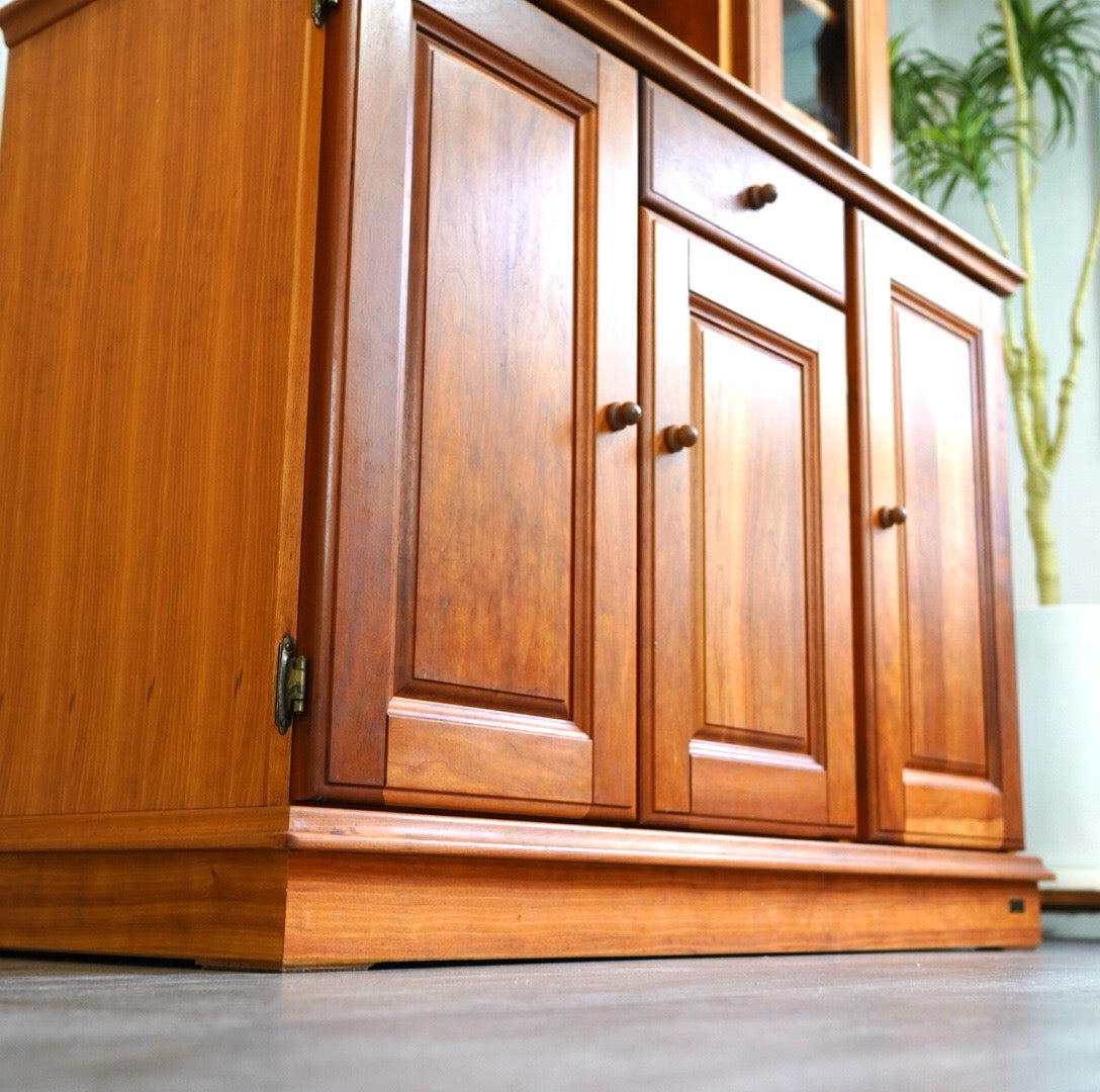 シャルドネ / CHARDONNAY アッサム / ASSEM カップボード