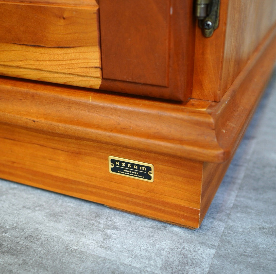 シャルドネ / CHARDONNAY アッサム / ASSEM カップボード